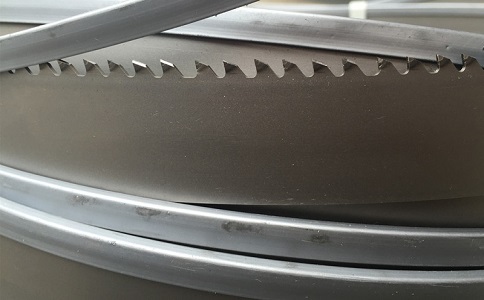 镇江为何在切割硬度高的钛合金材料时需要将带锯条切削液的浓度加高？