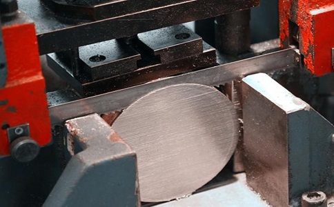 镇江造成带锯条牙齿碎裂或折断的几点原因！